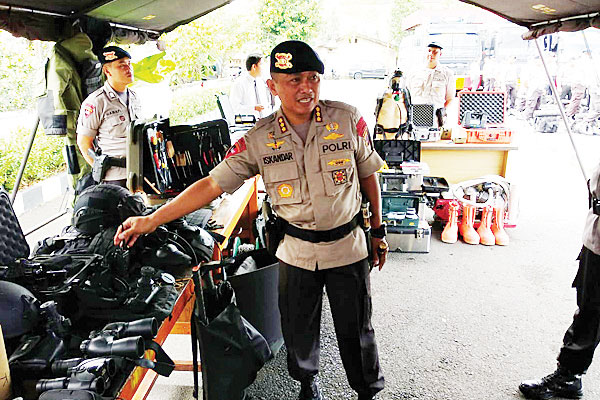 Pemeriksaan peralatan milik Satuan Brimob Daerah Polda Sulawesi Utara, di Paniki, Senin (30/4) kemarin.(Humas Polda)