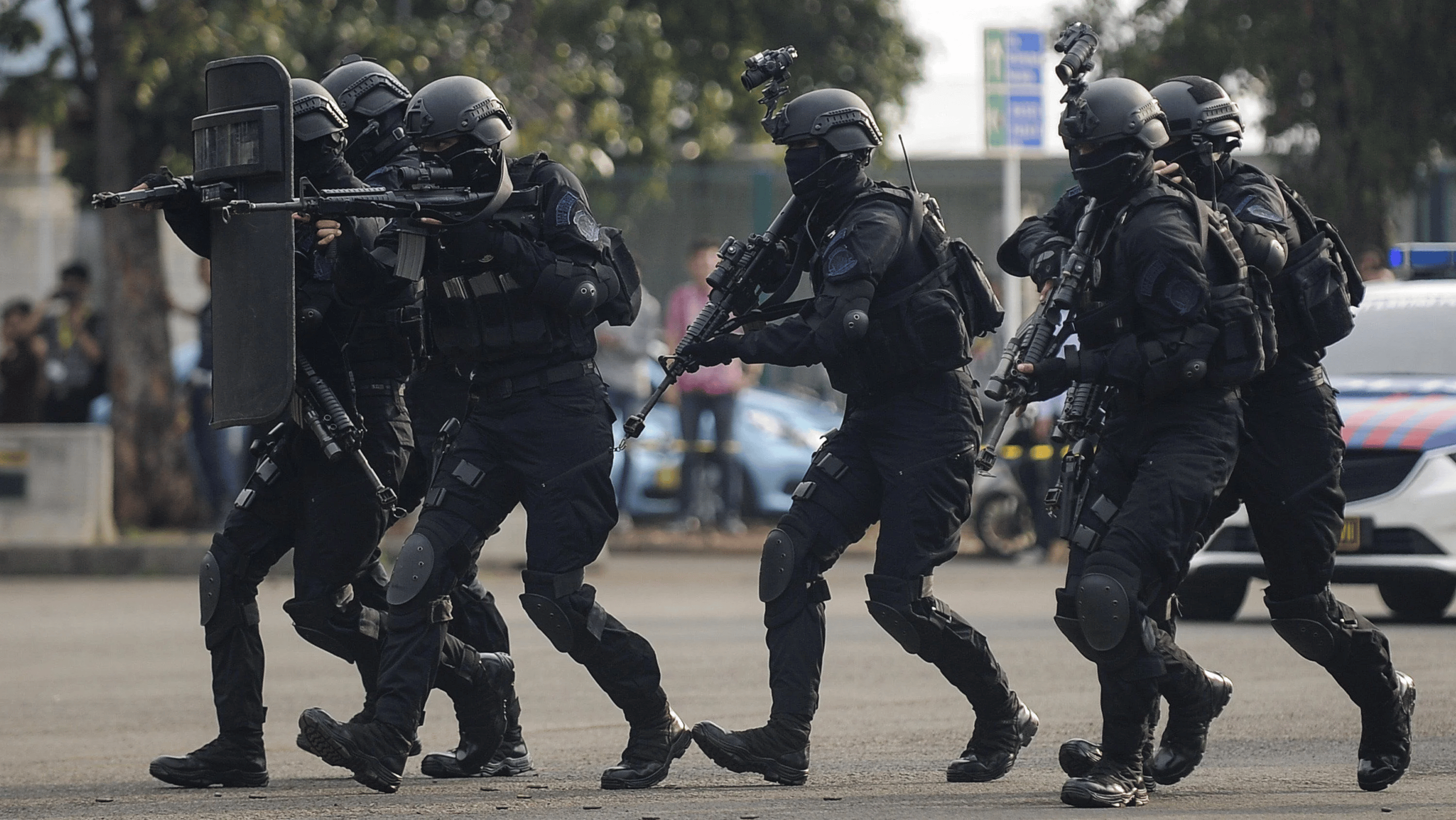 Pasukan Brimob dalam formasi operasional